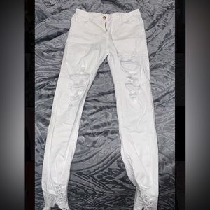 Womans med white ripped skinny jeans